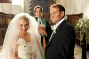 Matthias (Devid Striesow) und Diana (Anna Maria M&uuml;he) werden von Lily (Jeanette Hain) getraut.