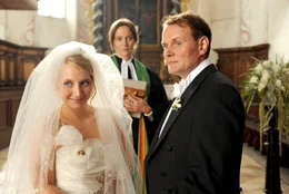 Matthias (Devid Striesow) und Diana (Anna Maria M&uuml;he) werden von Lily (Jeanette Hain) getraut.