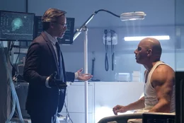 In seinem Labor kl&auml;rt Dr. Emil Harting (Guy Pearce, l.) den Soldaten Ray Garrison (Vin Diesel, r.) &uuml;ber die Technologie seiner Firma auf.