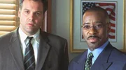 Detective Robert Goren (Vincent D'Onofrio, l.) und Bezirksanwalt Ron Carver (Courtney B. Vance) sind einem eiskalten Einbrecher und Mörder auf der Spur.