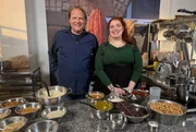 Chocolatière Solvejg Klein stellt zusammen mit Björn Freitag besondere Schokoriegel und Pralinen her. Chocolatière Solvejg Klein stellt zusammen mit Björn Freitag besondere Schokoriegel und Pralinen her.