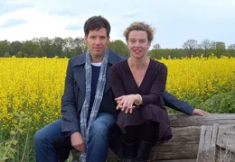 Die Geschwister Daniel (Tim Bergmann) und Charlotte (Margarita Broich) finden durch die Krankheit ihrer Mutter n&auml;her zueinander.