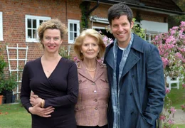 Die resolute Luise (Christiane H&ouml;rbiger, Mitte) mit ihren beiden Kindern Daniel (Tim Bergmann) und Charlotte (Margarita Broich).