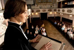 Lily (Jeanette Hain) h&auml;lt eine Predigt.