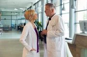 Dr. Ina Schulte (Isabell Gerschke) und Dr. Philipp Brentano (Thomas Koch) haben gerade erfahren, dass Sarah Marquardt und Philipps Frau Arzu mit einer Hochschwangeren im Fahrstuhl stecken geblieben sind.