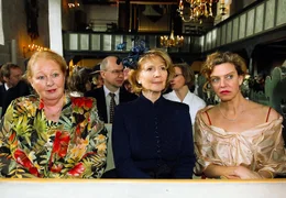 ARD LUISES VERSPRECHEN, Deutschland 2010, Regie Berno K&uuml;rten, am Dienstag (06.04.10) um 20:15 Uhr und am Mittwoch (07.04.10) um 10:30 Uhr im Ersten. Luise (Christiane H&ouml;rbiger, Mitte), ihre Tochter Charlotte (Margarita Broich, re.) und ihre Haush&auml;lterin Rita (Ulrike Bliefert) bei einer feierlichen Hochzeit.