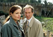 Susanne Mertens (Elisabeth Lanz) und Dr. Reinhard Fährmann (Michael Lesch) sind sich nicht allzu sympythisch, müssen im Interesse des Zoos aber zusammenarbeiten. Susanne Mertens (Elisabeth Lanz) und Dr. Reinhard Fährmann (Michael Lesch) sind sich nicht allzu sympythisch, müssen im Interesse des Zoos aber zusammenarbeiten.