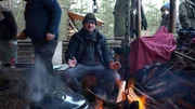 Die Survival-Gruppe kocht und wärmt sich am Lagerfeuer. Die Survival-Gruppe kocht und wärmt sich am Lagerfeuer.