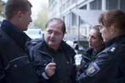 Als Mick einen Einsatz versaut, wird er dazu strafversetzt mit dem Paragrafenreiter Udo Bickenberg (J&uuml;rgen Tarrach, 2.v.l.) auf Streife zu gehen. Kann das gutgehen?
