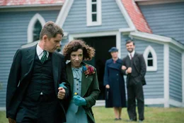 &bdquo;Maudie&rdquo; erz&auml;hlt die wahre und sehr ber&uuml;hrende Geschichte von Everett (Ethan Hawke) und Maud (Sally Hawkins), die beide vom Leben nie beg&uuml;nstigt wurden, aber durch ihre Liebe f&uuml;reinander das gr&ouml;&szlig;te Gl&uuml;ck fanden.