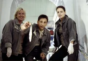 Mit einem leckeren Fisch-Snack versucht Tierpfleger Conny (Thorsten Wolf, Mitte) die Robbe Olli aus der Transportkiste zu locken. Eine seiner Kolleginnen (Valentina Pellanda, links) und Dr. Susanne Mertens (Elisabeth Lanz) beobachten gespannt, ob dies probate Mittel auch hier zum Erfolg führt. Mit einem leckeren Fisch-Snack versucht Tierpfleger Conny (Thorsten Wolf, Mitte) die Robbe Olli aus der Transportkiste zu locken. Eine seiner Kolleginnen (Valentina Pellanda, links) und Dr. Susanne Mertens (Elisabeth Lanz) beobachten gespannt, ob dies probate Mittel auch hier zum Erfolg führt.
