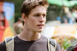 Liam (Harris Dickinson)