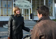 Der Biker und die Lady: zwischen Daniel (Tim Bergmann) und Ellen (Caroline Peters) funkt es.