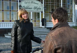 Der Biker und die Lady: zwischen Daniel (Tim Bergmann) und Ellen (Caroline Peters) funkt es.
