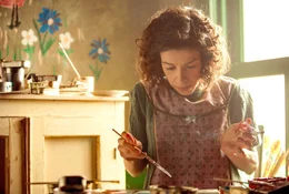 Maud (Sally Hawkins) malt liebend gerne und egal auf welchen Fl&auml;chen. Mit bunten &Ouml;lfarben verziehrt sie W&auml;nde und Fenster und kann so ihrer Fantasie freien Lauf lassen.