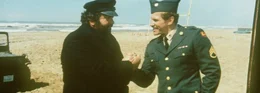 Die beiden Streith&auml;hne M&uuml;cke (Bud Spencer, l.) und Kempfer (Raimund Harmstorf, r.) vereinbaren, ihre Differenzen bei einem "freundschaftlichen" Football-Spiel zu l&ouml;sen ...