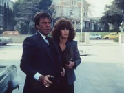 Um Haaresbreite sind Jonathan (Robert Wagner, l.) und seine Frau Jennifer (Stefanie Powers, r.) einem Bombenanschlag entgangen. Wer will ihnen ans Leder?