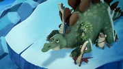 Die Dino-Freunde haben den perfekten Blick auf das Spektakel am Himmel.