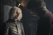 König Aegon II. (Tom Glynn-Carney, l.); Lord Larys Strong (Matthew Needham, r.) König Aegon II. (Tom Glynn-Carney, l.); Lord Larys Strong (Matthew Needham, r.)