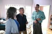 Daniela (Berrit Arnold) bringt Henning (Stefan Bockelmann, r.) bei seinem Hilfsprojekt auf eine entscheidende Idee. In der Mitte Felix Gomez (Patrick Linke). Daniela (Berrit Arnold) bringt Henning (Stefan Bockelmann, r.) bei seinem Hilfsprojekt auf eine entscheidende Idee. In der Mitte Felix Gomez (Patrick Linke).