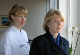 &Auml;rztin Ellen (Caroline Peters, li.) muss ihrer neuen Patientin Luise (Christiane H&ouml;rbiger) eine schlechte Nachricht &uuml;berbringen.