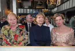 Luise (Christiane H&ouml;rbiger, Mitte), ihre Tochter Charlotte (Margarita Broich, re.) und ihre Haush&auml;lterin Rita (Ulrike Bliefert) bei einer feierlichen Hochzeit.