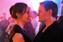 Lily (Jeanette Hain) und Matthias (Devid Striesow) kommen sich wieder n&auml;her.