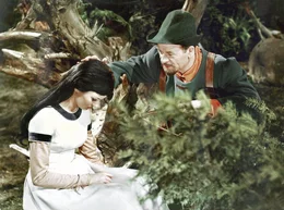 Der J&auml;ger (Harry Hindemith)  hat Mitleid mit Schneewittchen (Doris Weikow) und widersetzt sich dem Befehl der b&ouml;sen Schwiegermutter, das M&auml;dchen zu t&ouml;ten und l&auml;sst es leben.