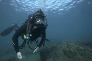 Welche Geschichten erzählen gesunkene Schiffe, wie viele Schätze sind unter Wasser zu finden und welche Naturgewalten entstehen in den Meeren?; Taucher sammeln wissenschaftlichen Daten aus der Antike. Welche Geschichten erzählen gesunkene Schiffe, wie viele Schätze sind unter Wasser zu finden und welche Naturgewalten entstehen in den Meeren?; Taucher sammeln wissenschaftlichen Daten aus der Antike.
