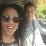 Lächelnde Frau und Mann in einem Auto