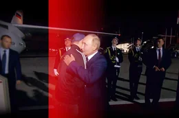 Wladimir Putin (re.) umarmt den sogenannten Tiergartenm&ouml;rder (li.) nach dem Gefangenenaustausch.