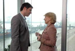 Luise (Christiane H&ouml;rbiger) sorgt sich um das Liebesleben ihres j&uuml;ngsten Sohnes Daniel (Tim Bergmann).