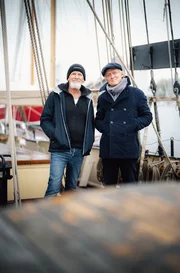 Moderator Pierre M. Krause besucht Santiano-Frontmann Björn Both auf seiner Yacht „Capella“. Moderator Pierre M. Krause besucht Santiano-Frontmann Björn Both auf seiner Yacht „Capella“.