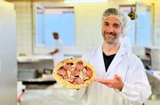Die Pizza-Vielfalt in Deutschen Tiefkühlregalen wächst. Daniel Aßmann schaut sich die Herstellung in „Ausgerechnet – Pizza“ bei Freda in Passau an. Die Pizza-Vielfalt in Deutschen Tiefkühlregalen wächst. Daniel Aßmann schaut sich die Herstellung in „Ausgerechnet – Pizza“ bei Freda in Passau an.