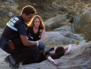 In der W&uuml;ste finden Warrick (Gary Dourdan) und Sara (Jorja Fox, 2.v.l.) die Leiche eines jungen Mannes und eine Meile entfernt, die Leiche einer jungen Frau (Jill Noel). Beide sind festlich gekleidet und auf Decken gebettet.