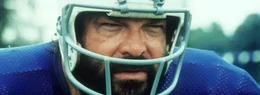 Um es den arroganten Soldaten zu zeigen, zieht der Ex-Footballstar M&uuml;cke (Bud Spencer) noch einmal seine Football-Ausr&uuml;stung an und trainiert die Jungs aus dem Dorf f&uuml;r das gro&szlig;e Duell ...