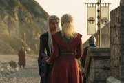 Baela Targaryen (Bethany Antonia, l.); Rhaena Targaryen (Phoebe Campbell, r.) Baela Targaryen (Bethany Antonia, l.); Rhaena Targaryen (Phoebe Campbell, r.)