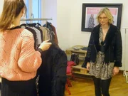 Kandidatin Katharina (r.) und Verkäuferin.