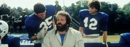 Um es den arroganten Soldaten im Football-Team der Army-Base so richtig zu zeigen, trainiert M&uuml;cke (Bud Spencer, M.) einen Haufen unerfahrener Dorfbewohner. Doch die Chancen auf einen Sieg sind verschwindend gering ...