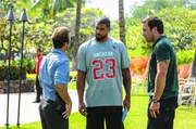 Kann Footballstar Arian Foster (Arian Foster, M.) Steve (Alex O'Loughlin, r.) und Danny (Scott Caan, l.) bei einem neuen Fall behilflich sein?