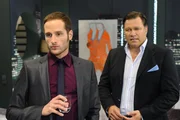 Richard (Robert Jarczyk, r.) versucht vergebens, David (Lee Rychter, l.) auf einen Firmensitz im Ausland wegzuloben, um Annett von ihm zu befreien.