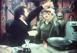 Zuerst zerst&ouml;rt ein U-Boot sein Fischerboot und macht ihn arbeitslos, dann provoziert ihn auch noch ein Trupp arroganter Soldaten unter F&uuml;hrung des Offiziers Kempfer (Raimund Harmstorf, r.). Nun zeigt M&uuml;cke (Bud Spencer, l.) den Flegeln, was er von ihnen h&auml;lt ...