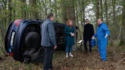 Bei einem illegalen Autorennen kommt der junge Raser Mirko Weber ums Leben. Sein Wagen wird aus der Kurve geschleudert und kracht in ein Waldstück. V.l.n.r. Finn (Sven Martinek), Nina (Julia E. Lenska), Lars (Ingo Naujoks), Strahl (Christoph Tomanek). Bei einem illegalen Autorennen kommt der junge Raser Mirko Weber ums Leben. Sein Wagen wird aus der Kurve geschleudert und kracht in ein Waldstück. V.l.n.r. Finn (Sven Martinek), Nina (Julia E. Lenska), Lars (Ingo Naujoks), Strahl (Christoph Tomanek).