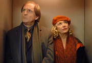 Hausbesitzer Dr. Wagner (Günther Maria Halmer) pflegt kein gutes Verhältnis zu seiner Mieterin Rita (Jutta Speidel). Hausbesitzer Dr. Wagner (Günther Maria Halmer) pflegt kein gutes Verhältnis zu seiner Mieterin Rita (Jutta Speidel).