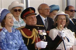 Queen Elisabeth II (l) bei einer britischen Milit&auml;rparade in Paderborn im Jahr 1977.