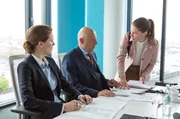 Carla Temme (Meike Droste, r.) erklärt dem Aufsichtsratvorsitzenden Martin Freidler (Pierre Siegenthaler, M.), dass Katharina Brandt (Bettina Lamprecht, l.) die Tests bestanden hat.