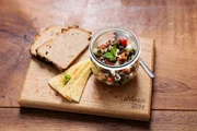 Menü von Stefanie Weig aus der Oberpfalz. Gruß aus der Küche: Beluga-Linsensalat mit selbstgebackenem Brot und Hofkäse. Menü von Stefanie Weig aus der Oberpfalz. Gruß aus der Küche: Beluga-Linsensalat mit selbstgebackenem Brot und Hofkäse.