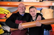 Rohrreiniger Sven (48) und Azubi Luca (19) ergänzen sich perfekt. Rohrreiniger Sven (48) und Azubi Luca (19) ergänzen sich perfekt.