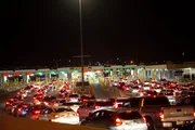 An der Grenze von El Paso stehen nachts zahlreiche Fahrzeuge Schlange, um die Grenze zu passieren. (National Geographic)