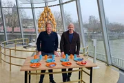 Björn Freitag (l.) und Prof. Arnd Zschiesche laden zur Verkostung ein. Erkennen die Teilnehmer die Kult-Produkte auf Anhieb? Björn Freitag (l.) und Prof. Arnd Zschiesche laden zur Verkostung ein. Erkennen die Teilnehmer die Kult-Produkte auf Anhieb?